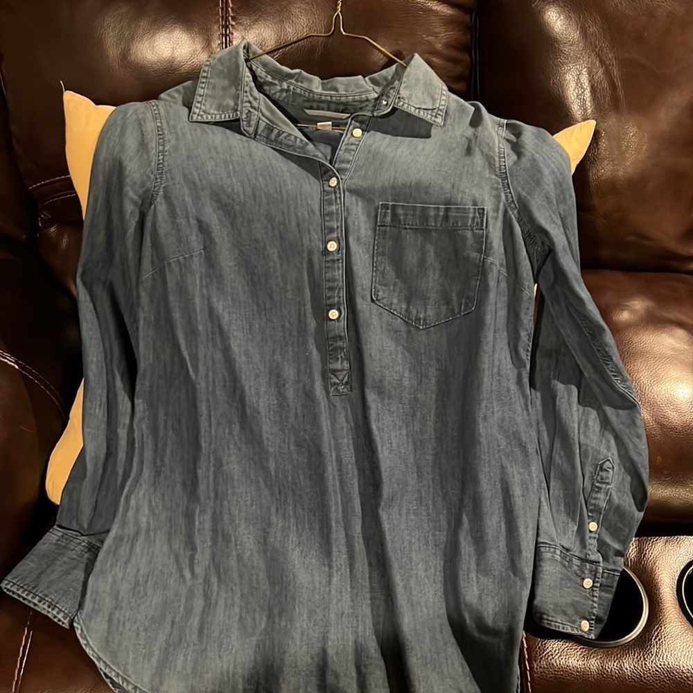 Beautiful Merona Women’s large denim blouse in great condition